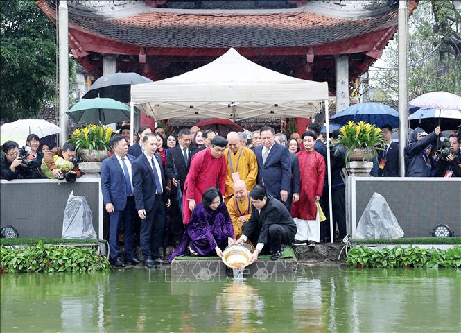 Chủ tịch nước Lương Cường và Phu nhân cùng các đại biểu thả cá chép tại Hồ Hoàn Kiếm. Ảnh: Lâm Khánh - TTXVN