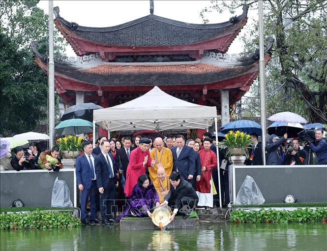 Chủ tịch nước Lương Cường và Phu nhân cùng các đại biểu thả cá chép tại Hồ Hoàn Kiếm. Ảnh: Lâm Khánh - TTXVN