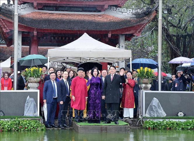 Chủ tịch nước Lương Cường và Phu nhân cùng các đại biểu sau khi thực hiện nghi thức thả cá chép tại Hồ Hoàn Kiếm. Ảnh: Lâm Khánh - TTXVN