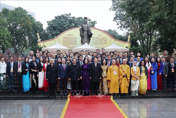 Chủ tịch nước Lương Cường và Phu nhân cùng các đại biểu trước tượng đài Vua Lý Thái Tổ. Ảnh: Lâm Khánh - TTXVN