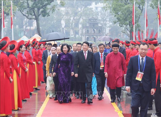 Chủ tịch nước Lương Cường và Phu nhân cùng đại biểu đến dâng hương tại Tượng đài Vua Lý Thái Tổ. Ảnh: Lâm Khánh - TTXVN