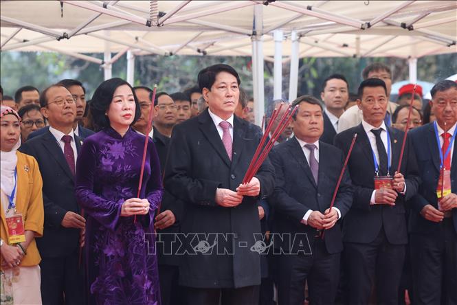 Chủ tịch nước Lương Cường và Phu nhân cùng đại biểu dâng hương tại Tượng đài Vua Lý Thái Tổ. Ảnh: Lâm Khánh - TTXVN