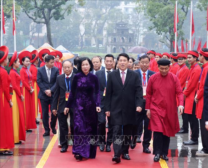 Chủ tịch nước Lương Cường và Phu nhân cùng đại biểu đến dâng hương tại Tượng đài Vua Lý Thái Tổ. Ảnh: Lâm Khánh - TTXVN