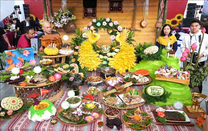 Tâm điểm của sự kiện là mâm cơm gồm 27 phong vị tiêu biểu của tỉnh Điện Biên. Ảnh: Trung Kiên - TTXVN