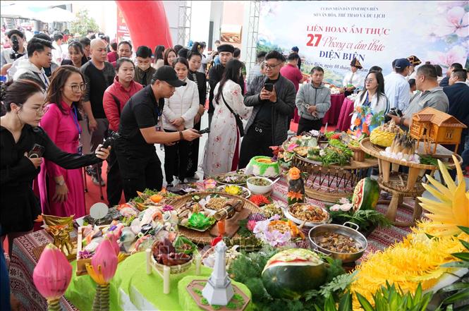Đông đảo nhân dân và du khách tham quan các mâm cơm được trang trí đẹp mắt tại sự kiện. Ảnh: Trung Kiên - TTXVN