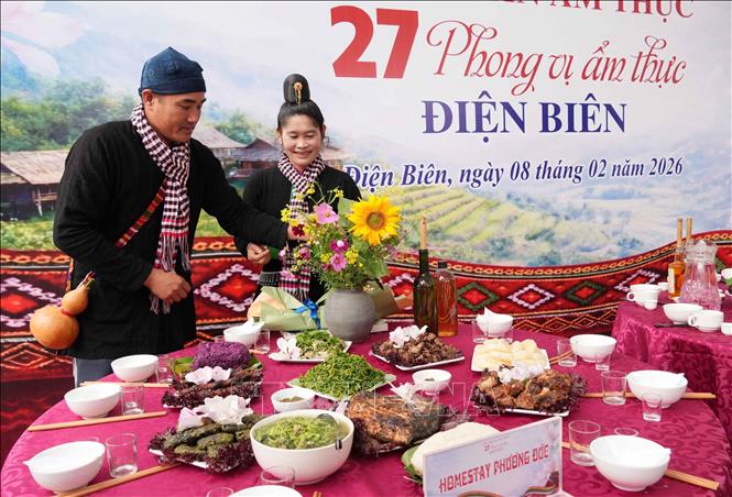 Các đầu bếp hoàn thiện khâu trang trí mâm cơm của đơn vị mình. Ảnh: Trung Kiên - TTXVN