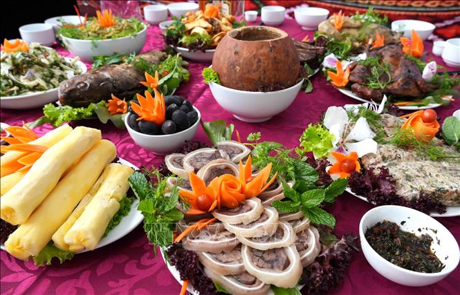 Với tài năng của các đầu bếp, các món ăn dân dã hàng ngày trở lên sống động, đầy mầu sắc và hấp dẫn. Ảnh: Trung Kiên - TTXVN