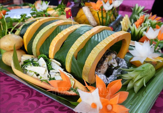 Món cá hấp mắc khén được trang trí cầu kỳ, lấy cảm hứng từ hầm Đờ Cát. Ảnh: Trung Kiên - TTXVN
