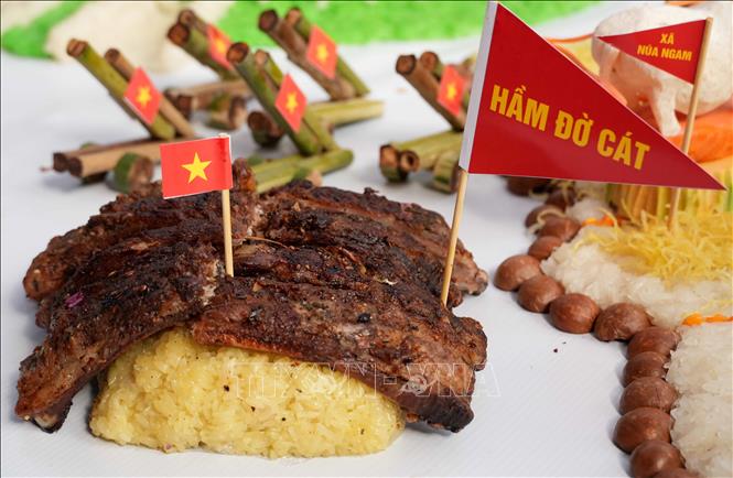 Các đầu bếp khéo léo quảng bá các điểm đến du lịch của Điện Biên thông qua cách trang trí món ăn. Ảnh: Trung Kiên - TTXVN