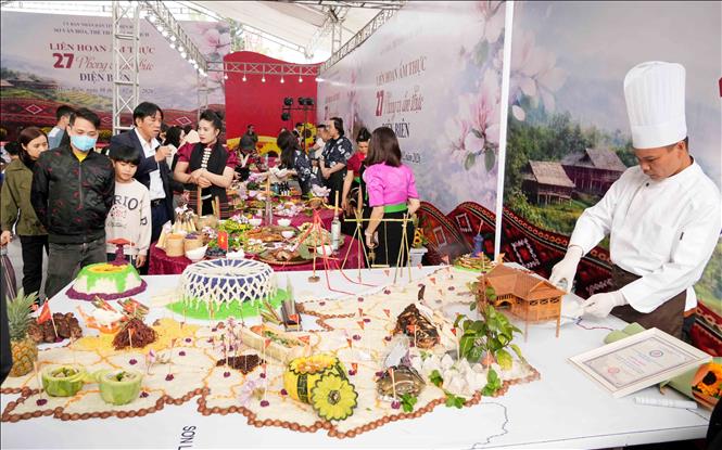 Mâm cơm lấy cảm hứng từ bản đồ tỉnh Điện Biên với đặc sản của từng khu vực trong tỉnh. Ảnh: Trung Kiên – TTXVN
