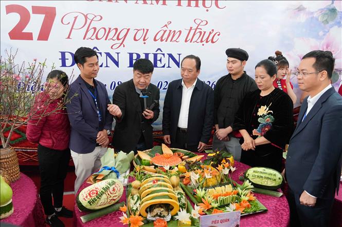 Các chuyên gia ẩm thực và các đại biểu nhận xét, đánh giá và chia sẻ kinh nghiệm với các đầu bếp tham gia tại Lễ hội. Ảnh: Trung Kiên - TTXVN