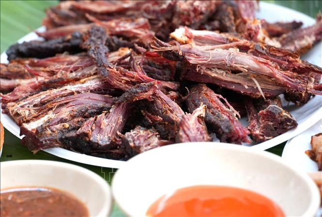 Thịt trâu gác bếp, món ăn được đông đảo người dân và du khách thích thưởng thức. Ảnh: Trung Kiên - TTXVN