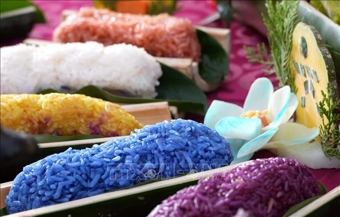 Xôi ngũ sắc, món ăn đặc trưng của vùng đồng bào Tây Bắc.  Ảnh: Trung Kiên - TTXVN