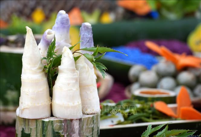 Dưới bàn tay khéo léo của các đầu bếp, món măng đắng luộc, món ăn dân dã, dễ kiếm, dễ làm đã trở lên hấp dẫn và đầy màu sắc. Ảnh: Trung Kiên - TTXVN