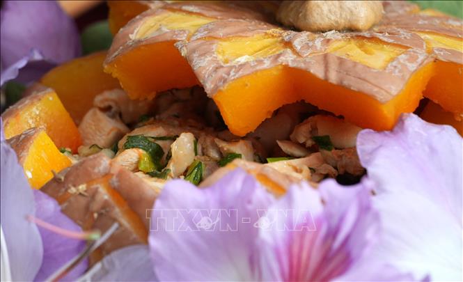 Thịt gà hầm bí đỏ, món ăn bổ dưỡng, phù hợp dùng trong mùa đông. Ảnh: Trung Kiên - TTXVN