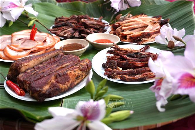 Thịt trâu, lợn sau khi được tẩm ướp gia vị cầu kỳ sẽ được gác bếp hoặc nướng để tạo ra các món ăn hấp dẫn. Ảnh: Trung Kiên - TTXVN