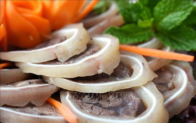 Lấy ý tưởng từ ruộng bậc thang và dưới bàn tay khéo léo của các đầu bếp, món ăn được trang trí rất hấp dẫn. Ảnh: Trung Kiên - TTXVN