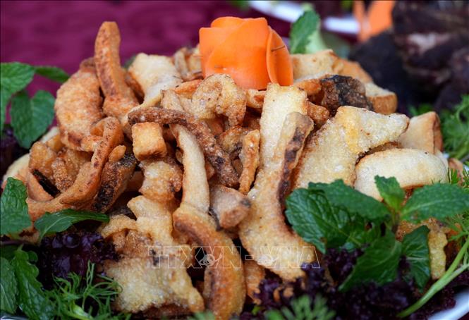 Bì trâu chiên giòn, một món ăn đặc trưng của Điện Biên, thường được dùng với các loại bia. Ảnh: Trung Kiên - TTXVN