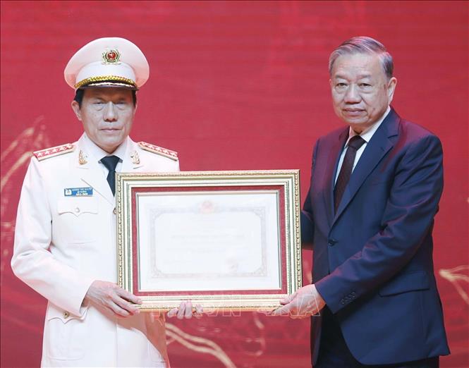 Tổng Bí thư Tô Lâm trao Huân chương Hồ Chí Minh tặng Lực lượng tình báo Công an nhân dân. Ảnh: Thống Nhất – TTXVN