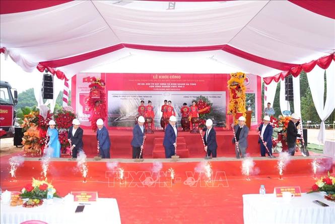 Các đại biểu thực hiện lễ khởi công dự án. Ảnh: TTXVN phát