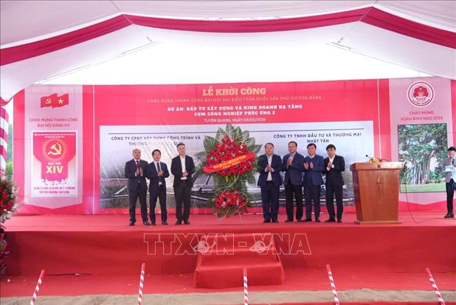 Lãnh đạo tỉnh Tuyên Quang tặng hoa chúc mừng các nhà đầu tư. Ảnh: TTXVN phát