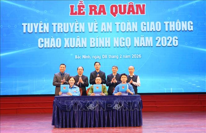 Các lực lượng ký cam kết bảo đảm an toàn giao thông. Ảnh: Thanh Thương- TTXVN