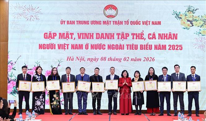 Đồng chí Bùi Thị Minh Hoài, Chủ tịch Uỷ ban Trung ương MTTQ Việt Nam trao Bằng khen cho các tập thể. Ảnh: Minh Đức – TTXVN