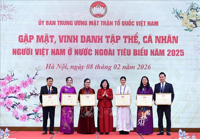 Đồng chí Bùi Thị Minh Hoài, Chủ tịch Uỷ ban Trung ương MTTQ Việt Nam trao Bằng khen cho các cá nhân. Ảnh: Minh Đức – TTXVN

