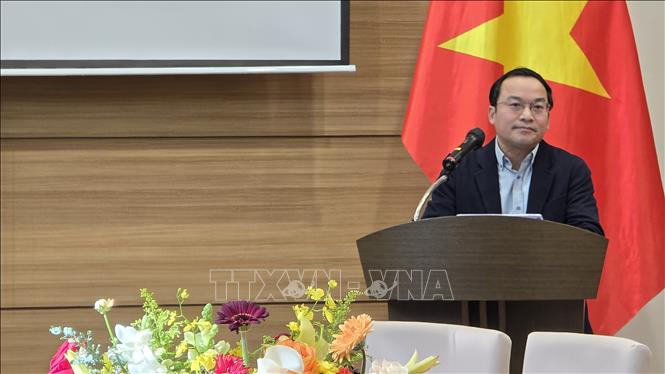 Ông Thái Đức Kiên, Giáo sư Đại học Sejong, đảng viên Chi bộ Sejong, tham luận tại Hội nghị. Ảnh: Đức Thắng (P/v TTXVN tại Hàn Quốc) 