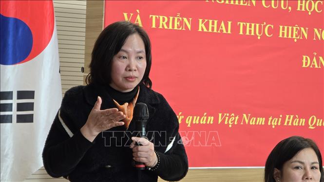 Bà Đỗ Thị Bích Ngọc, Tham tán – Trưởng Bộ phận KHCN Đại sứ quán, tham luận tại Hội nghị. Ảnh: Đức Thắng (P/v TTXVN tại Hàn Quốc) 