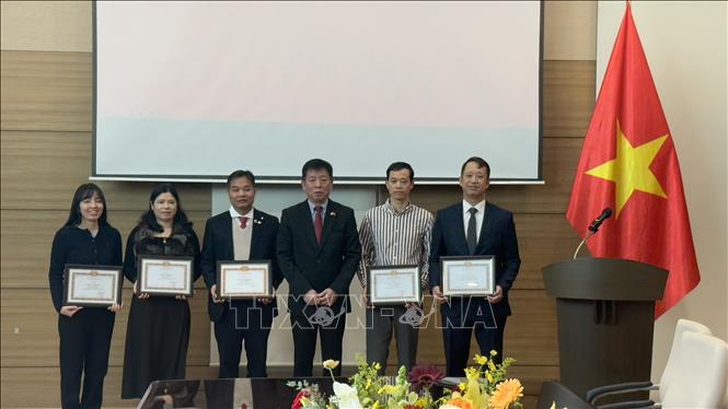 Đại sứ Vũ Hồ trao khen biểu dương các tập thể và cá nhân có thành tích xuất sắc trong công tác xây dựng Đảng và hoạt động cộng đồng. Ảnh: Đức Thắng (P/v TTXVN tại Hàn Quốc) 