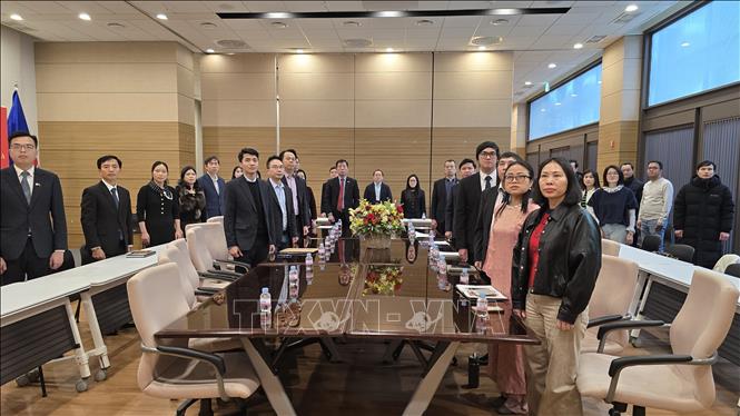 Các đại biểu thực hiện nghi thức chào cờ tại Hội nghị. Ảnh: Đức Thắng (P/v TTXVN tại Hàn Quốc) 