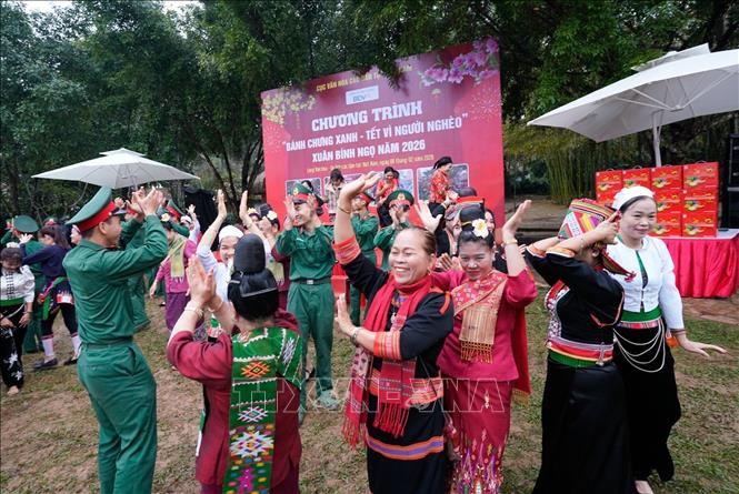 Đông đảo đồng bào, chiến sĩ, người dân, du khách cùng tham gia các hoạt động Tết, tạo nên bức tranh văn hóa đa sắc màu tại Làng Văn hóa. Ảnh: Khánh Hoà - TTXVN
