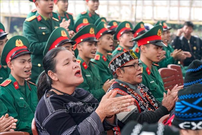 Chương trình nhận được sự quan tâm của đồng bào và các chiến sĩ. Ảnh: Khánh Hoà - TTXVN