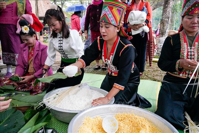 Hoạt động gói bánh chưng xanh diễn ra trong không khí ấm áp, gắn kết các cộng đồng cùng chung tay gìn giữ nét đẹp Tết Việt. Ảnh: Khánh Hoà - TTXVN