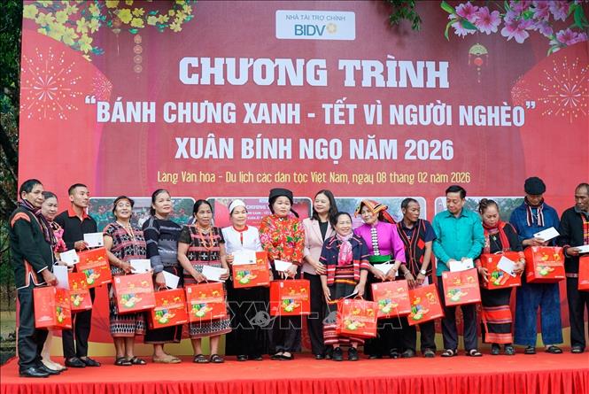 Hơn 600 phần quà Tết được trao thể hiện sự quan tâm, đồng hành của xã hội đối với các gia đình có hoàn cảnh khó khăn. Ảnh: Khánh Hoà - TTXVN