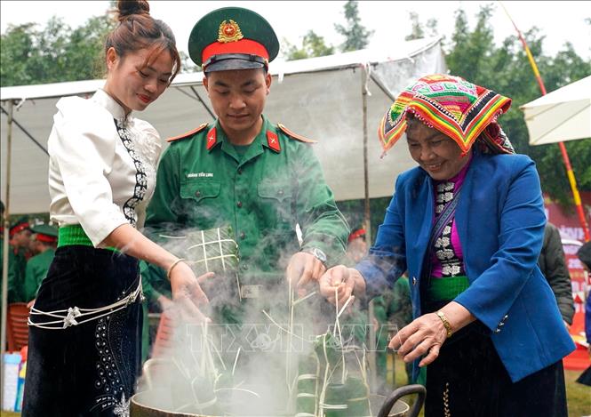 Hoạt động gói bánh chưng xanh diễn ra trong không khí ấm áp, gắn kết các cộng đồng cùng chung tay gìn giữ nét đẹp Tết Việt. Ảnh: Khánh Hoà - TTXVN