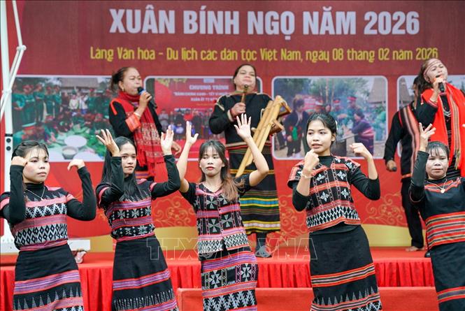 Biểu diễn văn nghệ truyền thống của đồng bào. Ảnh: Khánh Hoà - TTXVN