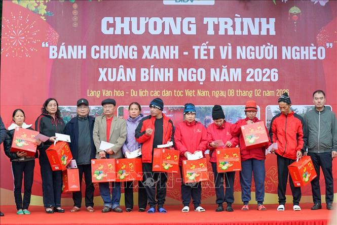 Hơn 600 phần quà Tết được trao thể hiện sự quan tâm, đồng hành của xã hội đối với các gia đình có hoàn cảnh khó khăn. Ảnh: Khánh Hoà - TTXVN