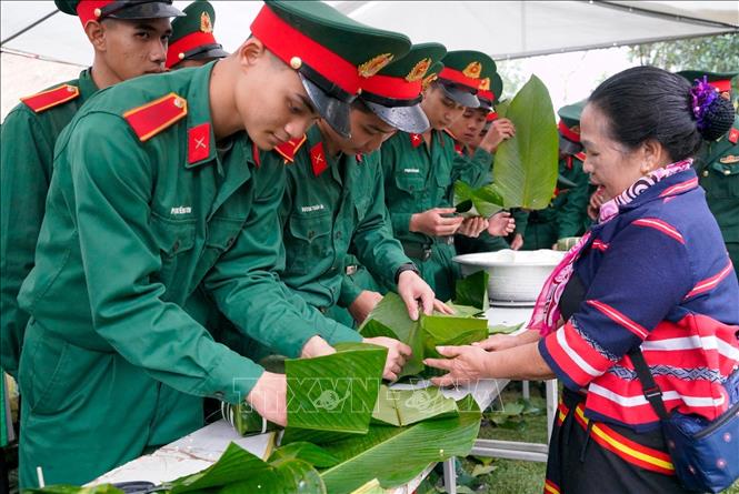Hoạt động gói bánh chưng xanh diễn ra trong không khí ấm áp, gắn kết các cộng đồng cùng chung tay gìn giữ nét đẹp Tết Việt. Ảnh: Khánh Hoà - TTXVN