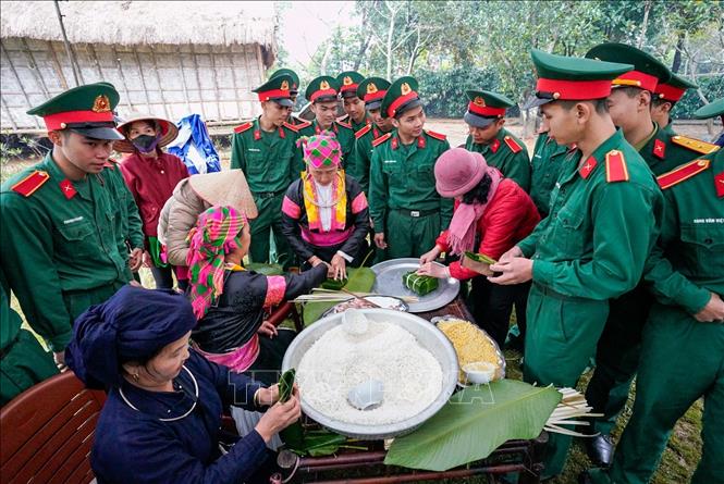 Hoạt động gói bánh chưng xanh diễn ra trong không khí ấm áp, gắn kết các cộng đồng cùng chung tay gìn giữ nét đẹp Tết Việt. Ảnh: Khánh Hoà - TTXVN