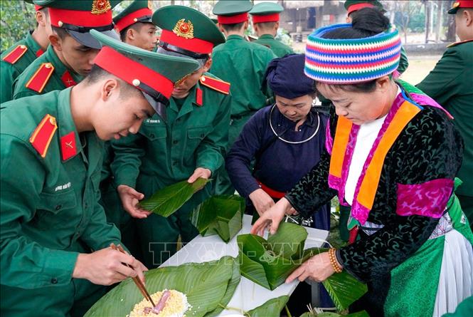 Hoạt động gói bánh chưng xanh diễn ra trong không khí ấm áp, gắn kết các cộng đồng cùng chung tay gìn giữ nét đẹp Tết Việt. Ảnh: Khánh Hoà - TTXVN