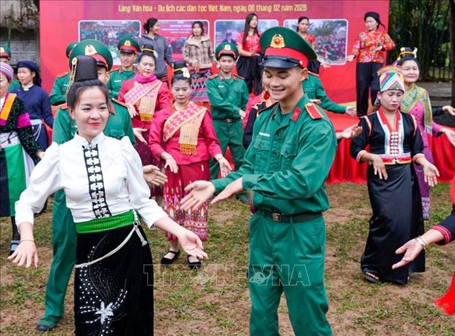 Đông đảo đồng bào, chiến sĩ, người dân, du khách cùng tham gia các hoạt động Tết, tạo nên bức tranh văn hóa đa sắc màu tại Làng Văn hóa. Ảnh: Khánh Hoà - TTXVN