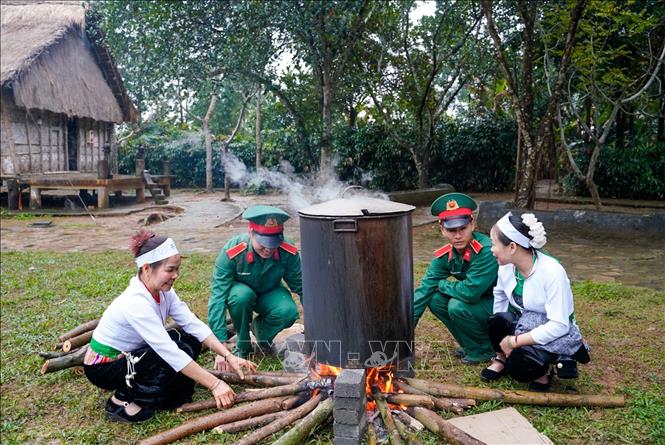 Hoạt động gói bánh chưng xanh diễn ra trong không khí ấm áp, gắn kết các cộng đồng cùng chung tay gìn giữ nét đẹp Tết Việt. Ảnh: Khánh Hoà - TTXVN