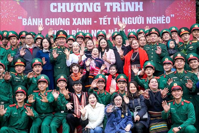 Đông đảo đồng bào, chiến sĩ, người dân, du khách cùng tham gia các hoạt động Tết, tạo nên bức tranh văn hóa đa sắc màu tại Làng Văn hóa. Ảnh: Khánh Hoà - TTXVN