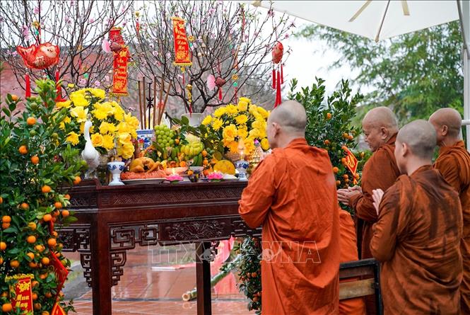 Thực hiện nghi lễ dựng cây Nêu Xuân Bính Ngọ 2026 tại Làng Văn hóa – Du lịch các dân tộc Việt Nam. Ảnh: Khánh Hoà - TTXVN