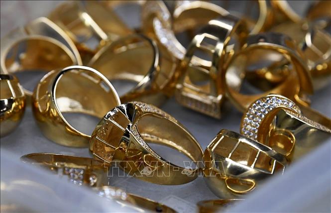 Trang sức vàng được bày bán tại cửa hàng ở Istanbul, Thổ Nhĩ Kỳ. Ảnh: THX/TTXVN