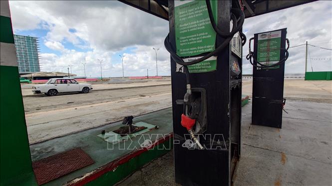 Các cây bơm xăng bị nhấc ra khỏi ống cung cấp nhiên liệu tại một trạm cung cấp nhiên liệu tại thủ đô La Habana, Cuba. Ảnh: Phi Hùng - PV TTXVN tại Mỹ Latinh