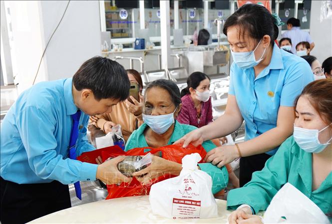 Người bệnh và thân nhân nhận quà Tết tại Chương trình Chủ nhật chia sẻ yêu thương của Bệnh viện Chợ Rẫy. Ảnh: Đinh Hằng - TTXVN