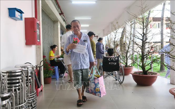 Người bệnh phấn khởi sau khi mua sắm tại Phiên chợ 0 đồng do Bệnh viện Nhân dân Gia Định tổ chức. Ảnh: Đinh Hằng - TTXVN